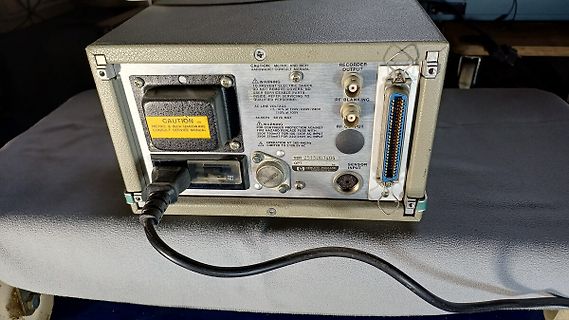 Rückseite eines elektronischen Messgeräts mit Anschlüssen
