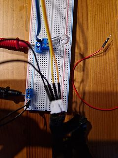 Aufbau auf Breadboard mit Glühbirne und Messleitungen