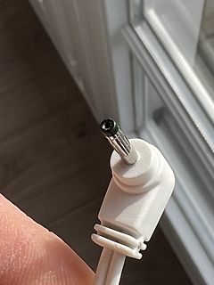 Nahaufnahme eines weißen USB-Steckers