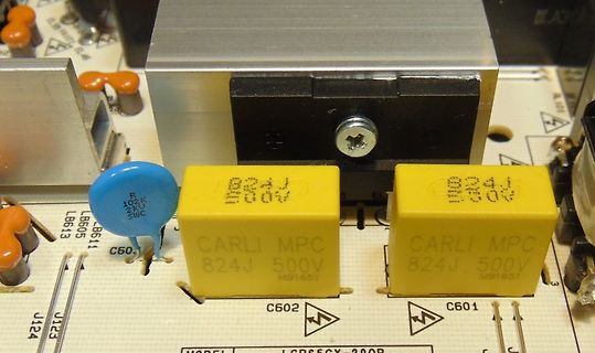 Nahaufnahme von Elektrolytkondensatoren auf einer Leiterplatte