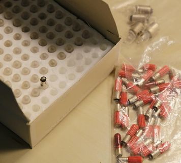 Sicherungsmodule in einer Kunststoffbox und einem Beutel