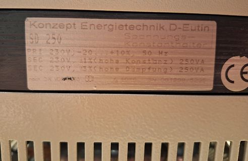 Typenschild eines Spannungskonstanthalters