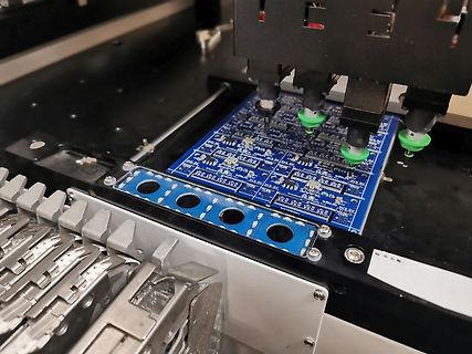 Bestückungsautomat verarbeitet blaue Leiterplatten