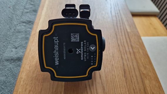 Rückseite einer Grundfos UPM3 Solar Pumpe
