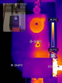 Wärmebildaufnahme eines Geräts mit Temperaturmessungen