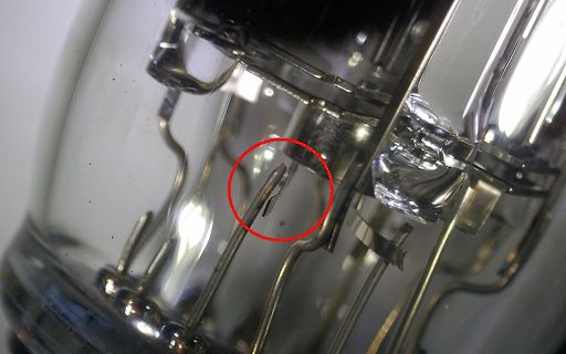 Nahaufnahme eines Elektronenröhren-Bauteils