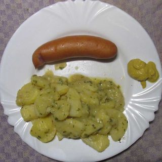 Wurst mit Kartoffelsalat und Senf