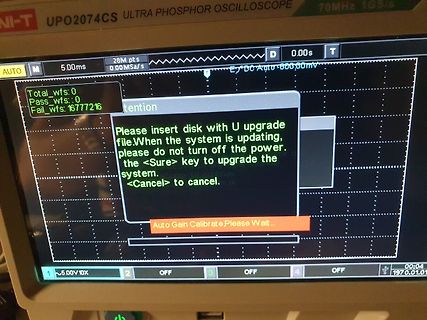 Oszilloskop-Display mit Fehlermeldung beim System-Upgrade