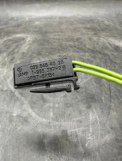 Elektrischer Steckverbinder mit Kabeln