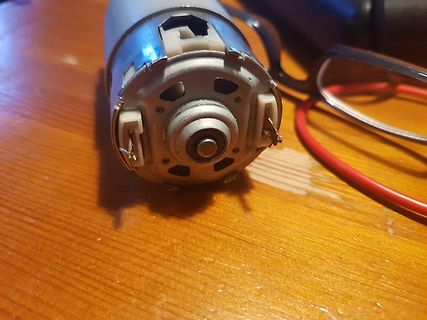 Blick auf die Rückseite eines Elektromotors