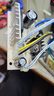 Leiterplatte mit Kühlkörpern, Elektrolytkondensatoren und Kabeln