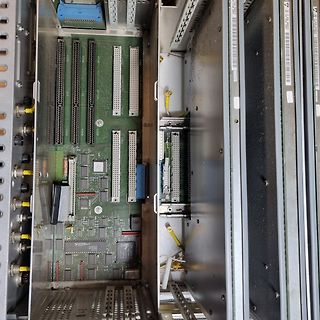Innenansicht eines Gerätes mit mehreren Leiterplatten