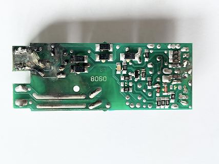 Grüne Leiterplatte mit elektronischen Bauteilen