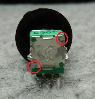 Nahaufnahme eines Mikrotasters mit Markierungen