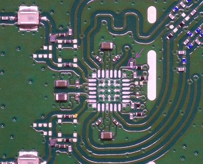 Makroaufnahme einer Leiterplatte mit SMD-Bauteilen