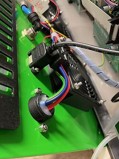 Elektronikaufbau mit Kabeln und Lüfter