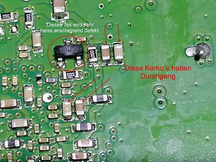 Makroaufnahme einer Leiterplatte mit Beschriftungen