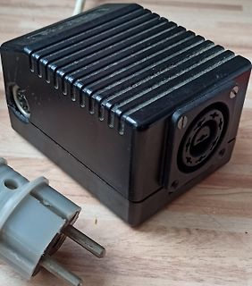 Schwarzes Gehäuse eines Netzteils mit Netzstecker
