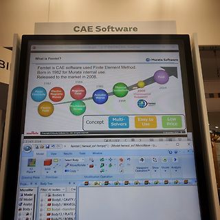 Foto eines Bildschirms mit Präsentation und Software-Screenshot