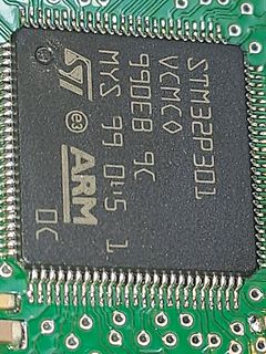 Nahaufnahme eines STM32P301 Mikrocontrollers auf Leiterplatte