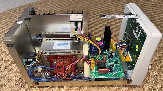 Innenansicht eines Netzteils mit Transformator und Leiterplatte