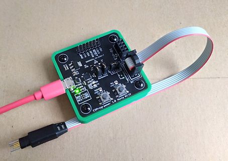 ESP-Programmer Leiterplatte mit USB-Kabel und Flachbandkabel