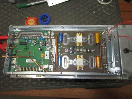 Innenansicht eines elektronischen Geräts mit Leiterplatte