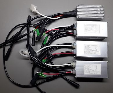 Vier Controller für bürstenlose Motoren mit Kabeln
