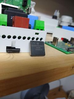 Mikrocontroller auf Leiterplatte und Bauteile
