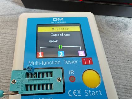 Multifunktions-Tester mit Messwert eines Kondensators