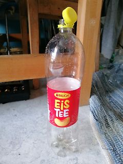 Plastikflasche mit Eistee