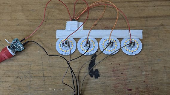 Freiluftverdrahtung von vier LED-Modulen auf Holzuntergrund