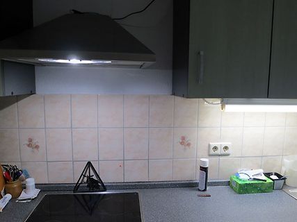 Küchenarbeitsplatte mit Spüle und Dunstabzugshaube