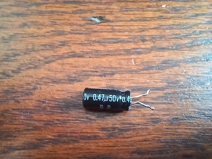 Elektrolytkondensator auf Holzuntergrund