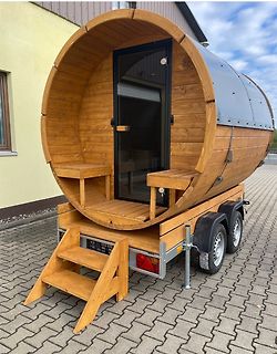 Holzfass-Sauna auf einem Anhänger