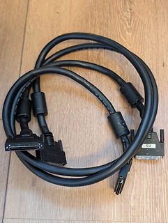 Zwei schwarze Kabel mit DVI-Anschlüssen