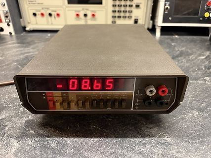 Digitales Multimeter oder Stromversorgung mit Display