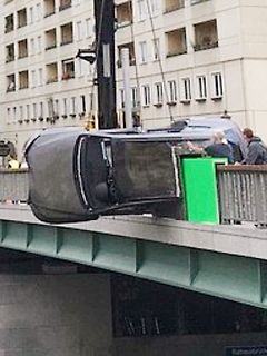 Umgestürztes Auto auf einer Brücke