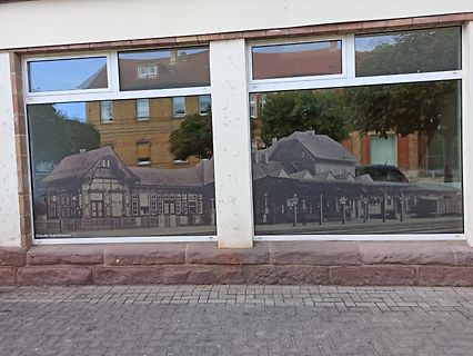 Fenster mit historischem Fotoaufdruck