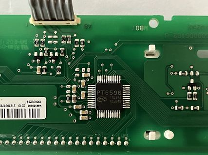 Nahaufnahme einer grünen Leiterplatte mit integriertem Schaltkreis