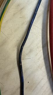 Beschädigtes blaues Kabel