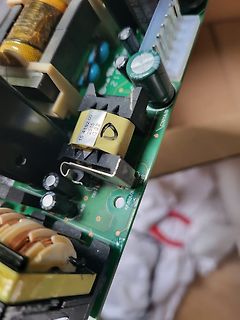 Nahaufnahme einer Leiterplatte mit elektronischen Bauteilen