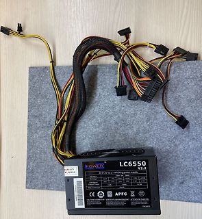 ATX Netzteil mit Kabeln