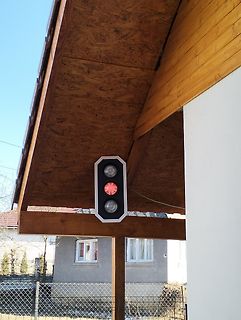 Ampel an einem Holzgebäude