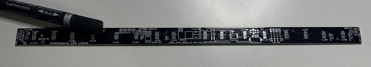 Schwarze Leiterplatte mit Bestückungsdruck und Stiftmarker