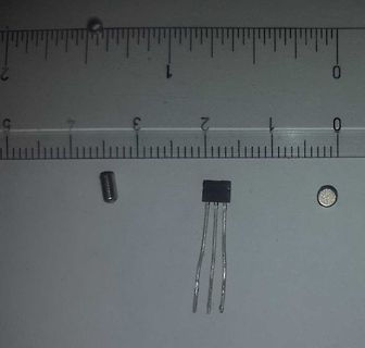 Elektronikbauteile und Lineal