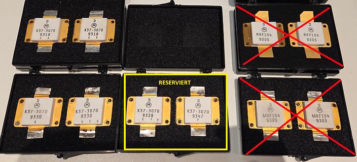 Elektronikbauteile in schwarzen Gehäusen