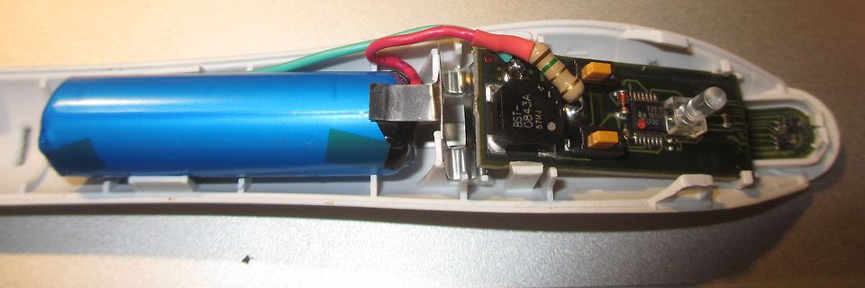 Innenansicht eines elektronischen Geräts mit Batterie und Platine