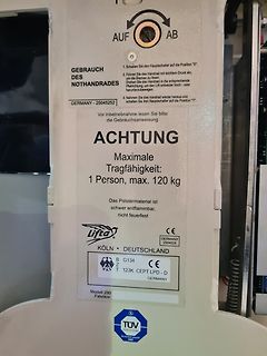 Typenschild und Bedienungsanleitung einer Hebevorrichtung