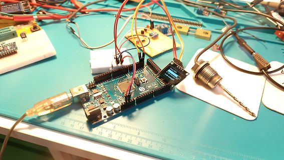 Arduino Mega mit Sensoren und Verkabelung auf Werkstattunterlage